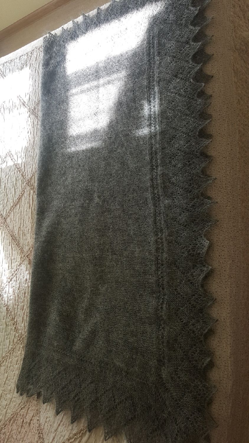 Qo'lda ishlangan momiq ro'mol