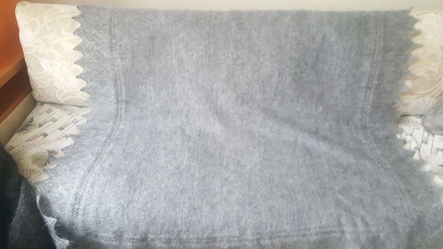 Qo'lda ishlangan momiq ro'mol