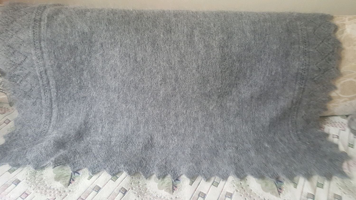 Qo'lda ishlangan momiq ro'mol