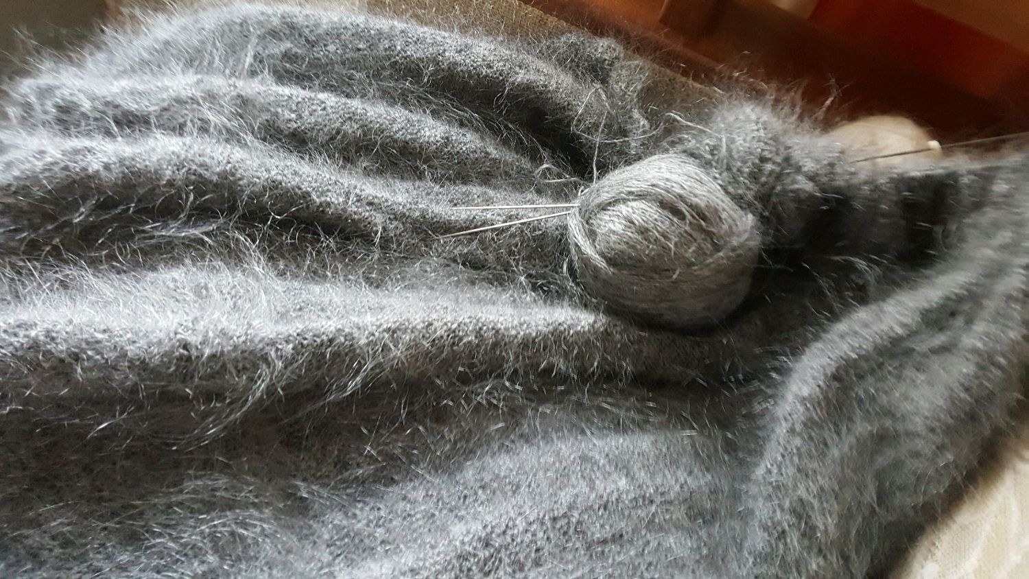 Qo'lda ishlangan momiq ro'mol